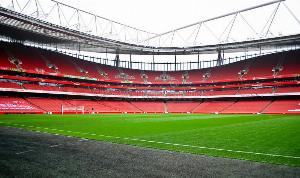 据电讯报消息，阿森纳计划耗资5亿英镑扩建酋长球场，预计可将球场容量提升至7万人以上。