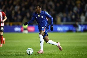 马卢达盛赞吉滕斯天赋异禀，认为年轻球员本就该无所畏惧。