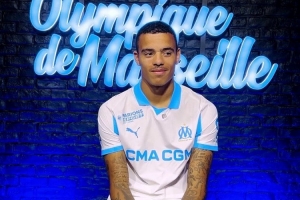 格林伍德面临抉择：梅西对决C罗，梅西当选史上最佳球员。