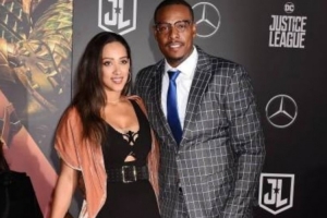 皮尔斯：夜店瞥见性感女子却心虚，偷看后迅速转头仅半秒。