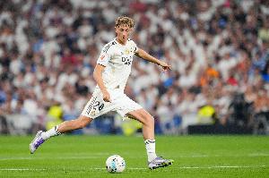 皇马跟队记者消息，据西班牙足协方面预计，赫伊森将因伤缺阵1至2周，具体伤情有待皇马医疗团队进行进一步检查确认。