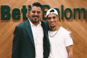 贝蒂斯视安东尼如己出，球员为促成转会主动大幅降薪。