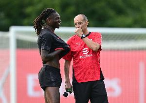 意媒报道称，莱奥与阿莱格里之间并无矛盾，他对主教练的批评持积极态度。