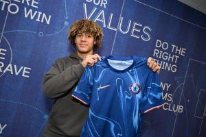 《太阳报》报道：在迎战利物浦的比赛中，前切尔西足球总监埃梅纳洛的儿子已入选球队大名单。