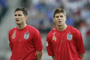 《邮报》披露，英格兰队内部曾存在严重的派系问题，以至于利物浦和曼联的球员需要分桌就餐。