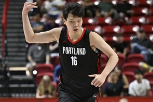 队记：即使面对经验老道的勇士时表现起伏，也无需过分在意，杨瀚森仍有进步的余地。