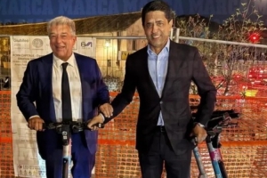 拉波尔塔与纳赛尔骑滑板车共赴晚宴，马卡报道称。