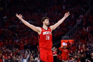 火煤：若申京赛季场均能砍下22+10+7且球队战绩出色，他将有望入选赛季最佳阵容第三阵。