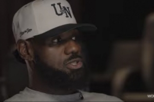 詹姆斯高中时期并未担任控球后卫，因此初到NBA时，看到有人不愿意传球的现象，他感到十分困惑。