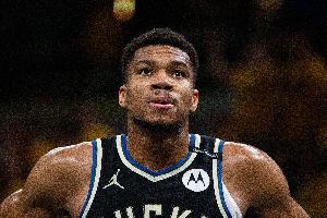 字母哥：有关我与巴萨及大巴黎会面的传闻均为不实消息，我将一如既往地正常训练。