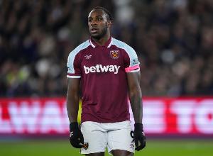 天空体育报道称，安东尼奥已随布伦特福德队进行训练，但预计该队不会与其签约。