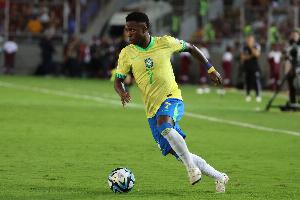 巴西媒体报道，安切洛蒂在训练中排出了424阵型，由维尼修斯和罗德里戈搭档锋线。