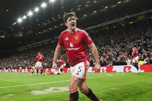 罗马诺透露，曼联正与马奎尔就续约进行谈判，俱乐部对其贡献及领导能力均表示认可。