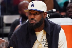 詹姆斯身边人士：我们只是需要时间 相信治疗方案能让詹姆斯康复