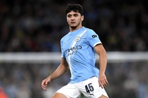 邮报：曼城冬窗或补强右后卫，将取决于胡桑诺夫的发展情况。