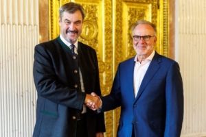 巴伐利亚州长向鲁梅尼格颁发了个人奖项，以表彰其对德国足球所做出的贡献。