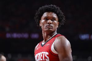 帕金斯预测，阿门在未来几年将向文班发起冲击，并有望成长为一名顶级的攻防一体球员。