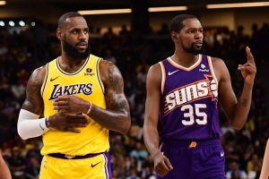 新赛季里程碑回顾：詹姆斯多项数据排名稳步前进，杜兰特总得分即将超越乔丹。