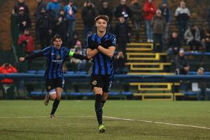 意媒报道称，国际米兰今夏已决定不将19岁前锋斯皮纳切外租，球队希望他留队在意丙的U23效力。