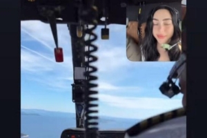 亚马尔与女友同游克罗地亚，女友体验直升机后晕机遭其吐槽。