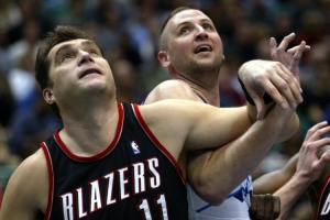 球队主持人：有观点认为杨瀚森酷似老萨博尼斯，但我们无需等待他十年方能见证其成长。