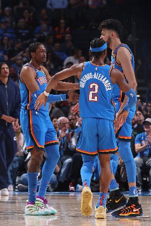 雷霆队新赛季展望：斥资8.22亿锁定新三少续约，俄克拉荷马城冲击不止总冠军。