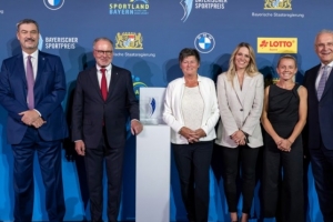 拜仁女足荣获“巴伐利亚体育大使”称号，官方此举旨在表彰其在体育领域及社会层面的卓越贡献。