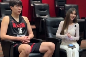 周玲安现身开拓者训练馆，专访杨瀚森，并对其未来充满信心。