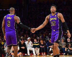 詹姆斯在场八村攻筐次数更多！美记：他为后者创造了更多机会