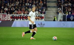 施洛特贝克：塔表现优异且场上沟通能力出色，我们配合非常默契。