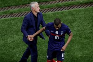 德尚透露了姆巴佩的伤情，他提到自己与姆巴佩有过多次沟通，不幸的是，姆巴佩受伤的部位被再次撞到。