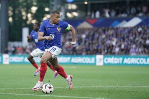 利扎拉祖谈姆巴佩缺阵：埃基蒂克与恩昆库有望填补空缺