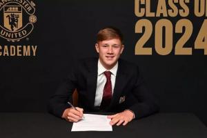 天才中场！17岁小将思韦茨被誉为曼联的“佩德里”，已开始跟随一线队训练。