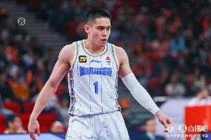 媒体人消息，陈盈骏目前已暂时离队，自行安排训练，预计将在11月下旬至12月初返回北京。