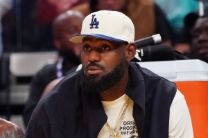 大将军节目主持人：詹姆斯疑似因球队未与其续约而故意假装受伤。