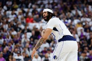 基德：浓眉的体能状况正逐步好转，若他能够持续保持这样的水准，我们便有能力在比赛中占据优势。