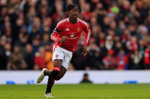 尼科尔指出，梅努无法有效阻止对手直接冲击曼联防线，他在防守端未能提供支持。