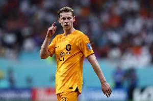 范巴斯滕：德容在荷兰很少向前传球或转移球，这很令人失望。