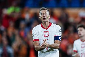 《马卡报》报道称，莱万在上半场即已感到身体不适，而巴萨俱乐部对其被允许继续比赛表示不满，认为此举导致了其伤势的进一步恶化。