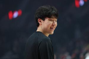 杨瀚森首秀表现亮眼，4分4板但6犯离场；再战勇士则贡献9分6板1助1帽，仅1失误。