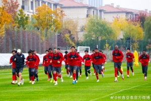 长春气温骤降，亚泰队训练热情依旧高涨。