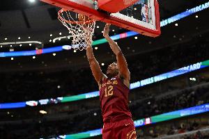 亨特下半场因膝盖碰撞退赛，阿特金森：无需冒险出战