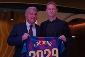 德容表示，他不会透露自己的具体薪水，并称媒体称其为队内最高薪资的说法完全是捏造。