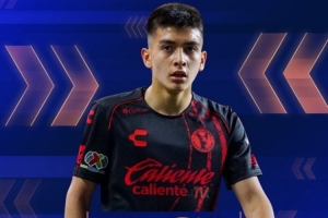 17岁球员身价已达450万欧元，《每日体育报》报道称，巴萨正在关注这位年轻的墨西哥中场莫拉。