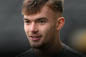 BBC报道称，诺茨郡一名后卫因违反投注规定，被处以750英镑罚款，并被缓期执行为期3个月的禁赛。