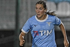 拉齐奥方面指责女足球员擅自离队，而该球员的经纪人则表示，她自今年7月起便一直未收到薪水。