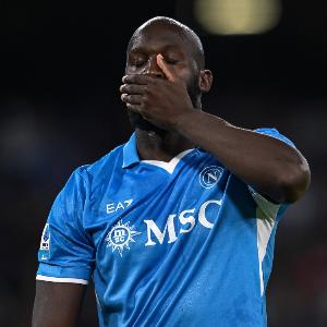 邮报报道：卢卡库遭亲戚敲诈，对方威胁需支付数倍金额，才同意放行其父遗体。