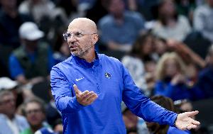 基德谈及首发阵容时表示，防守端没有问题，但进攻有时会停滞，他希望通过空切来创造机会，并加强传球串联。