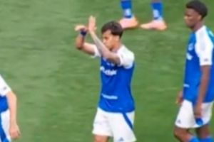 不满判罚！前尤文球员若热做出“戴手铐”手势抗议裁判，随后被红牌罚下。