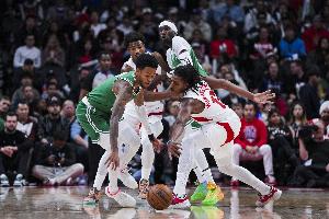 全队出现18次失误，马祖拉表示需提升身体对抗及掩护质量，并透露已就此与A-西蒙斯进行沟通。